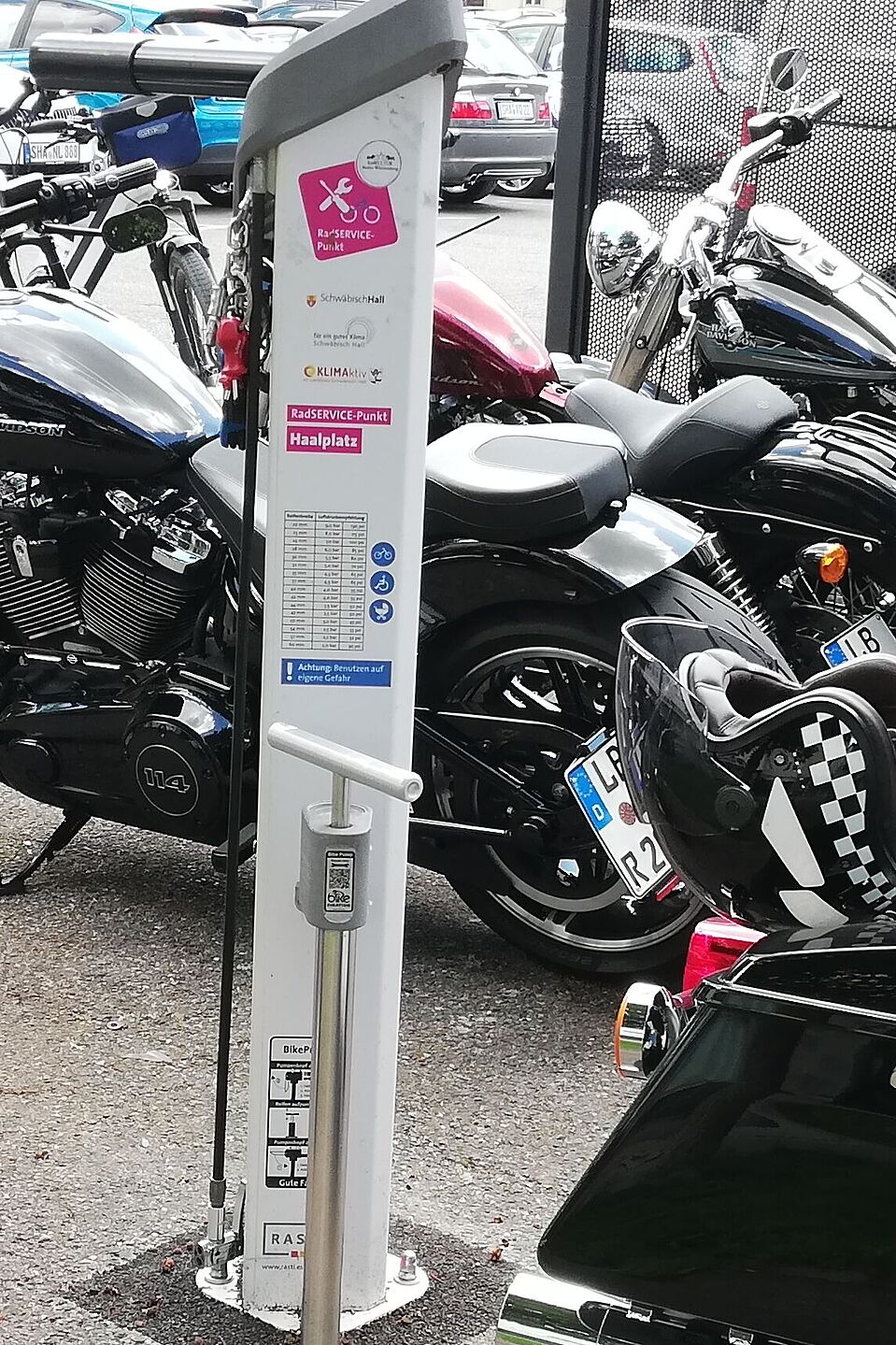 RadSERVICE-Station am Haalplatz Biker am RadSERVICE-Punkt
