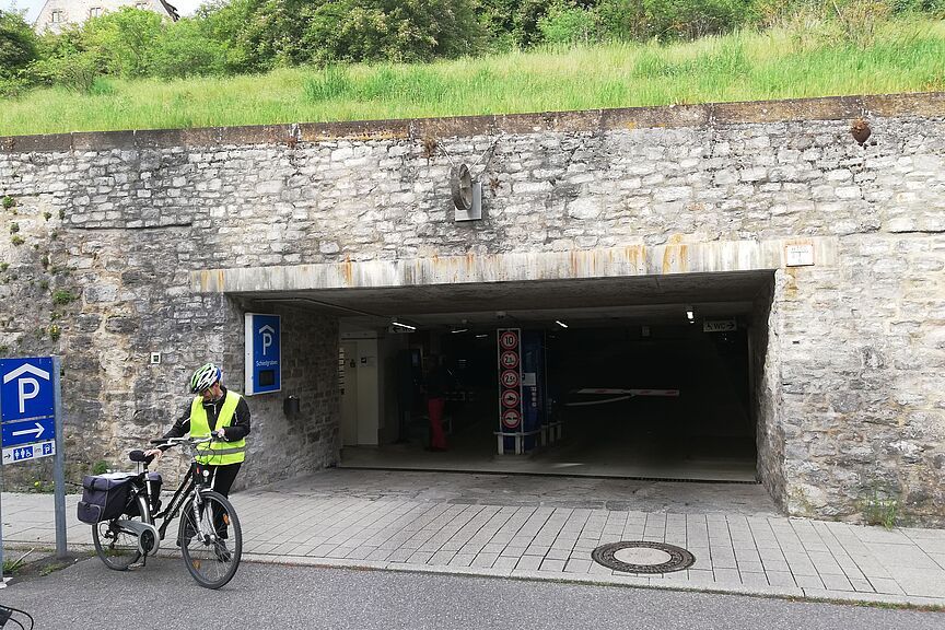 Einfahrt zum Parkhaus Schiedgraben Fahrradparken im Parkhaus Schiedgraben