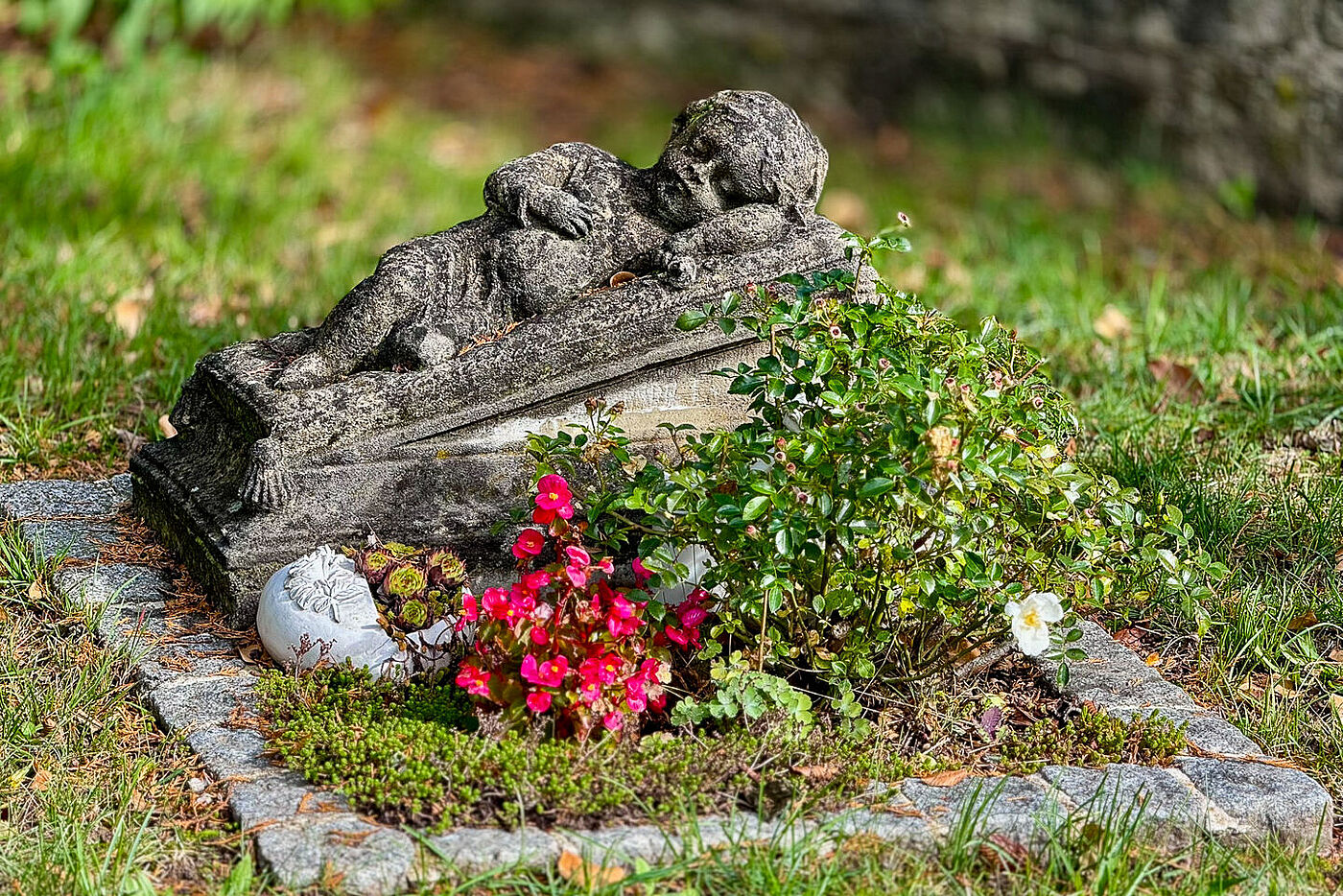 Skulptur "Die Liebe" Friedhof Grab