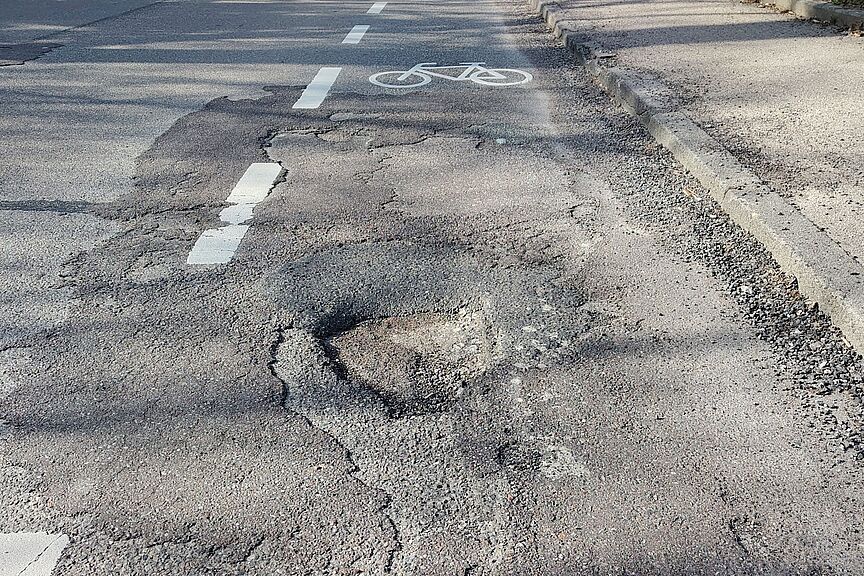 Gefährliches Schlagloch Straßenschaden nach dem Winter