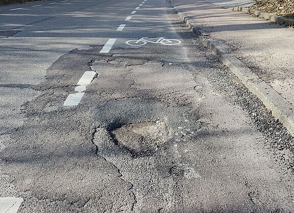 Straßenschaden nach dem Winter