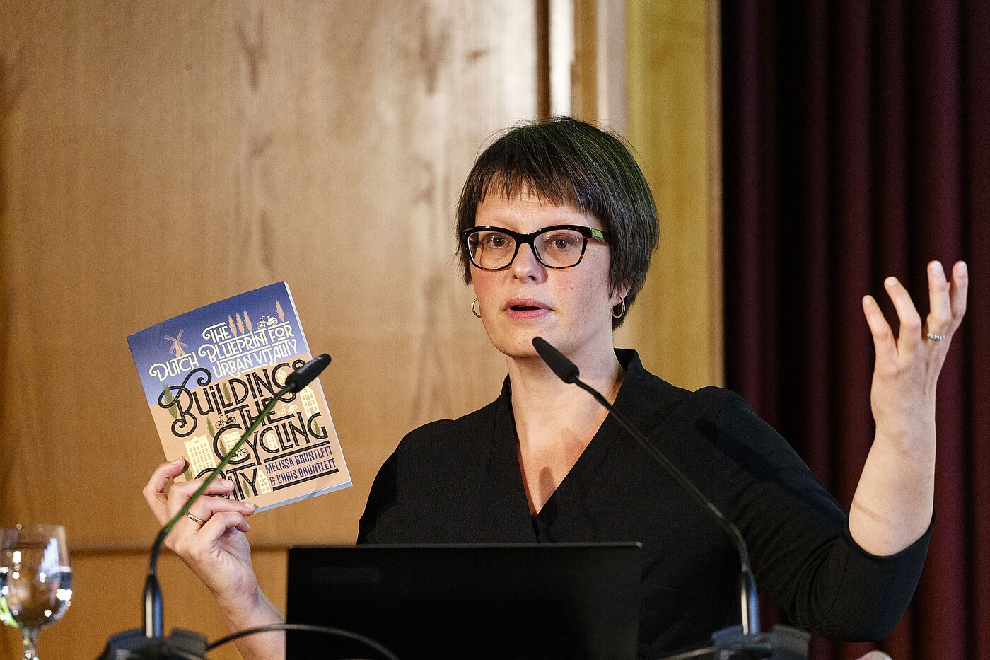 Saskia Kluit, Direktorin des Niederländischen Fahrradverbands Fietsersbond, überreichte dem ADFC ein Geschenk für eine weitere erfolgreiche Lobbyarbeit. Saskia Kluit, Direktorin des Niederländischen Fahrradverbands Fietsersbond, überreichte dem ADFC ein Geschenk für eine weitere erfolgreiche Lobbyarbeit.