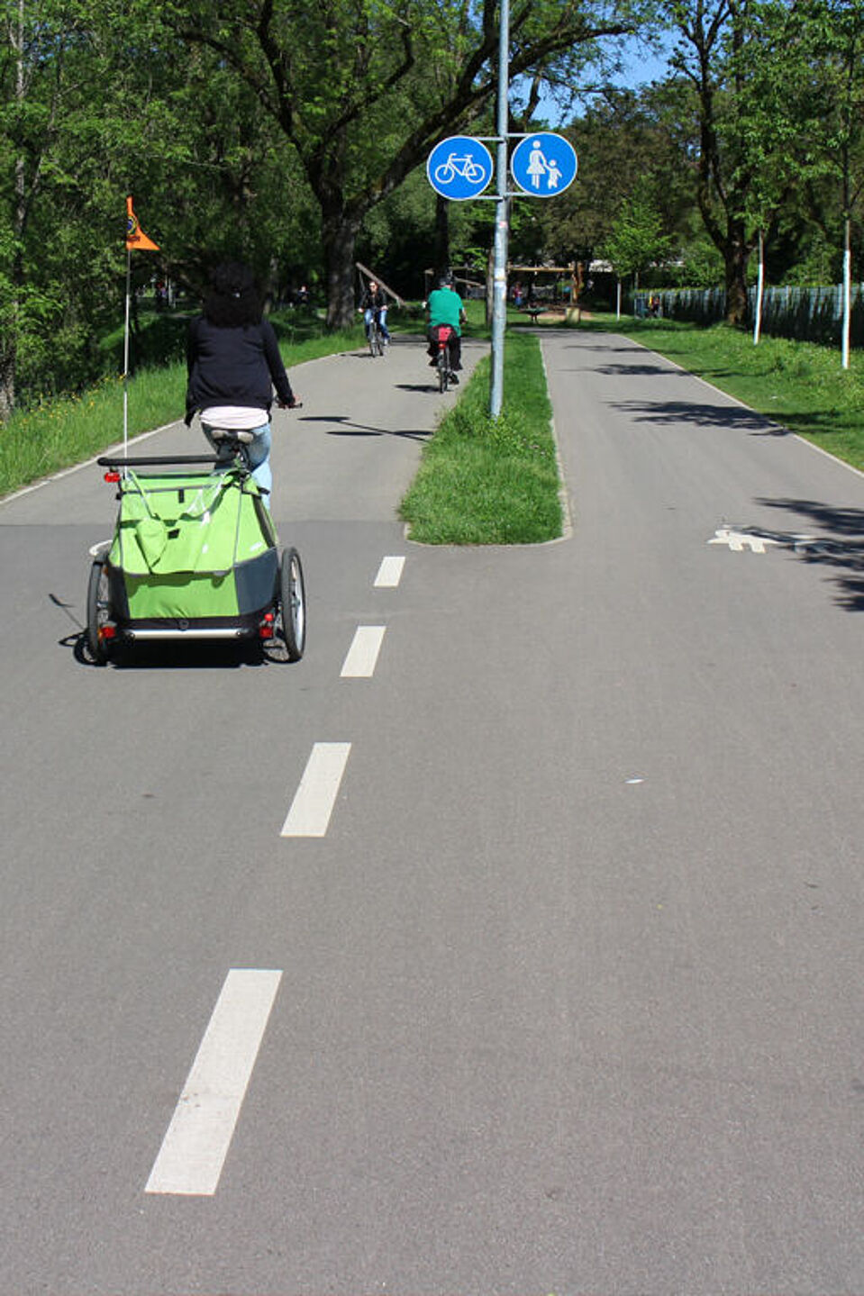 Freiburg_im_Breisgau_Radvorrangroute_FR1_Trennung_Fuss_und_Rad__ADFC_Dirk_Schmidt_05_2015.jpg In Freiburg in Breisgau gibt es mit der Rangvorratroute viel Platz für Radfahrende.