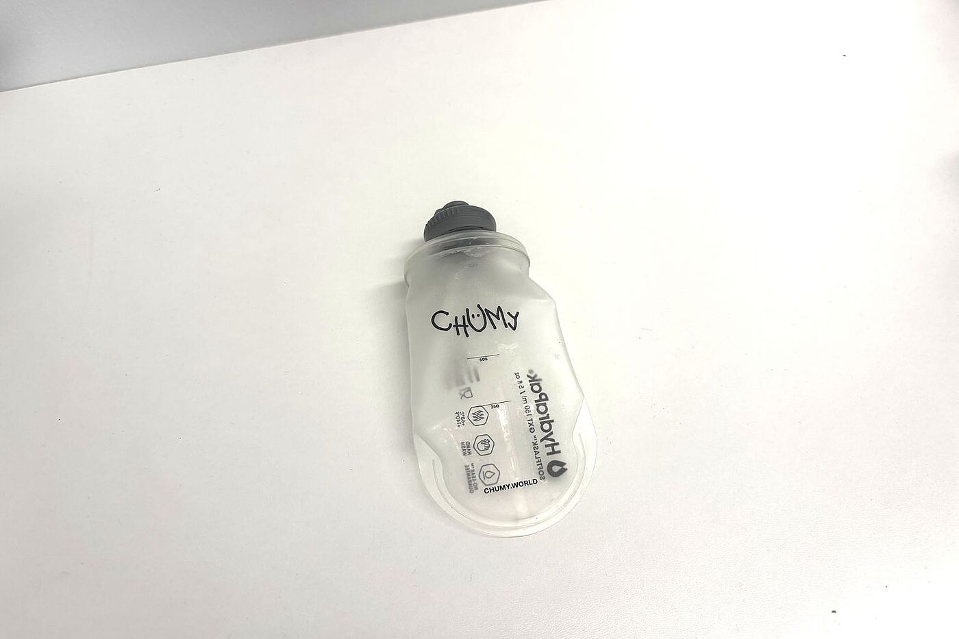 Gelflasche Ein Gelfläschchen mit Markierungen und Chumy-Schriftzug auf einem weißen Tisch.