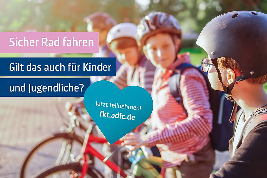 FKT 2026 Schwerpunkt Gruppe Artikel Drei Kinder mit Fahrradhelmen stehen mit ihren Fahrrädern im Grünen. Im Vordergrund ist ein Kind mit schwarzem Helm und Brille zu sehen. Die Grafik fragt, ob sicheres Radfahren auch für Kinder und Jugendliche gilt.
